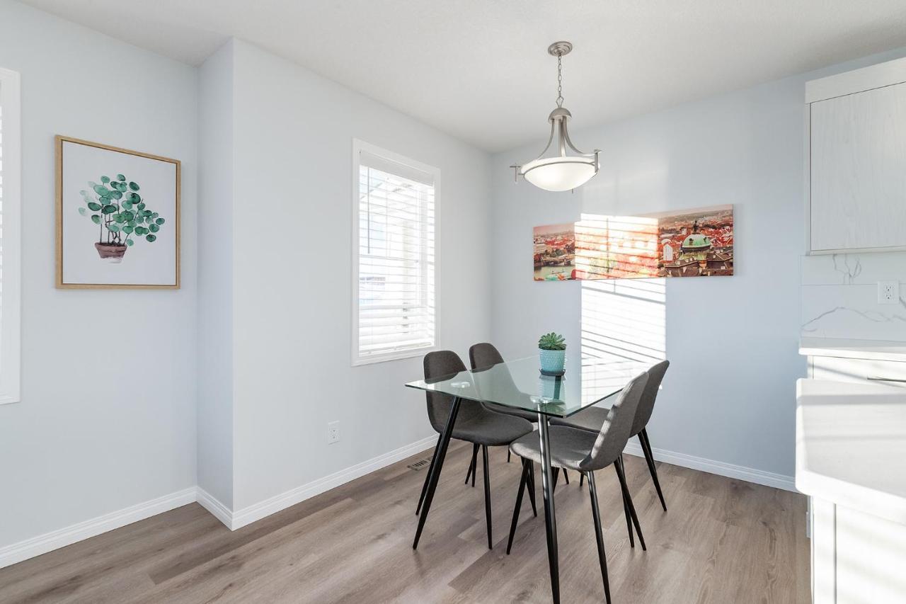 New Home With Ac, Patio And Netflix YYC Eksteriør billede