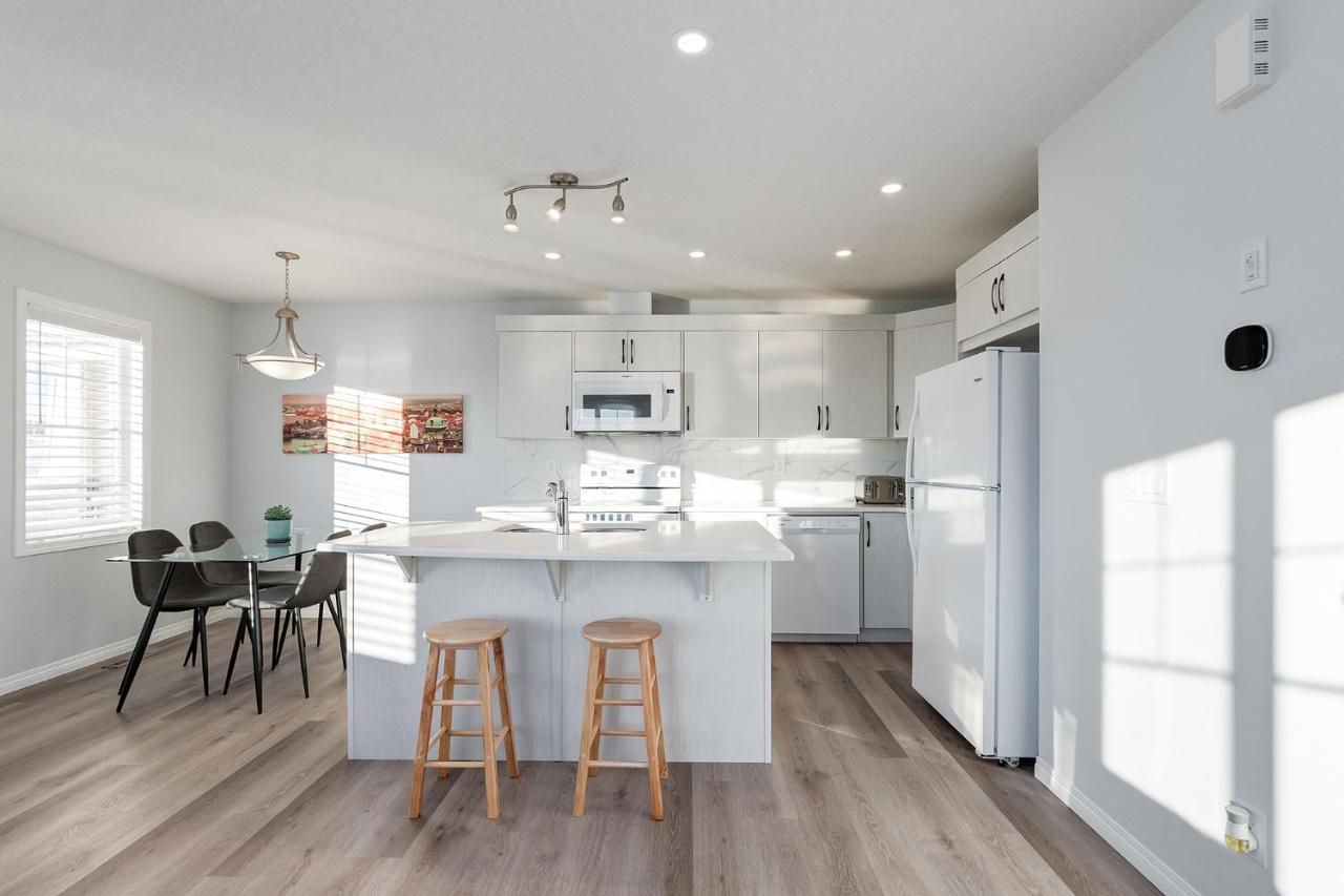 New Home With Ac, Patio And Netflix YYC Eksteriør billede