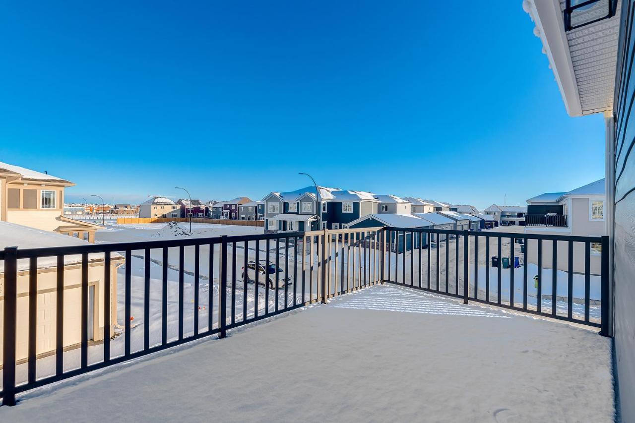 New Home With Ac, Patio And Netflix YYC Eksteriør billede